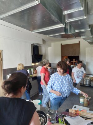 Altersgerechtes, gemeinschaftliches Kochen nach Saisonalkalender in Meyenburg