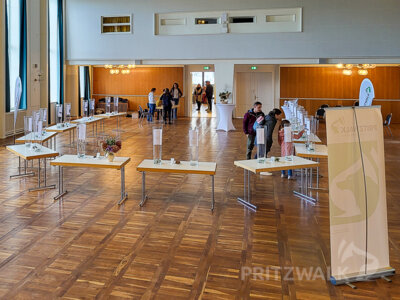 Auch wenn es nicht so aussieht: Am Tag der Abstimmung über den Bürgerhaushalt 2025 im Kulturhaus gab es mit 1017 Teilnehmenden eine Rekordbeteiligung. Foto: Stadt Pritzwalk (Bild vergr&ouml;&szlig;ern)