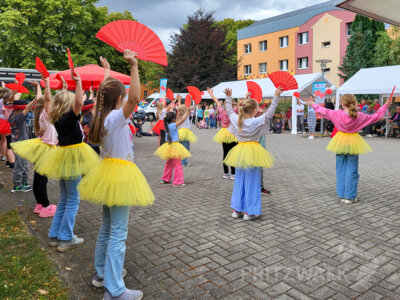 Die Mädchen und Jungen des Hortes Kunterbunt zeigten beim Hoffest zu 30 Jahre Wohngruppe „Mittendrin“ ein Tanzprogramm. Foto: Stadt Pritzwalk (Bild vergr&ouml;&szlig;ern)