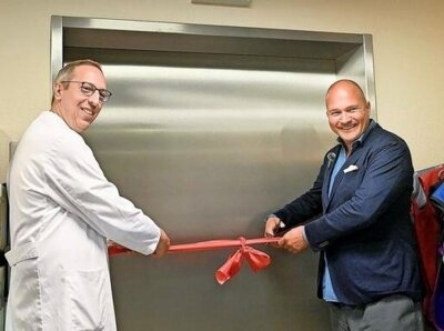 Univ.-Prof. Dr. med. Nikolaos Pagonas und Geschäftsführer der Pro Kliniken Holding, Alexander Lottis beim Durchschneiden des Bandes für die Herzkatheter-Labore (Bild vergr&ouml;&szlig;ern)