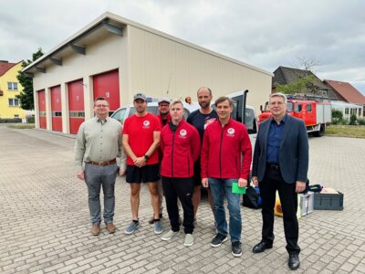Stadtwehrführer Lars Wirwich (I) und Bürgermeister Dr. Oliver Hermann (r) verabschiedeten die Kameraden der Feuerwehren Hinzdorf und Wittenberge  I Foto: Martin Ferch (Bild vergrößern)