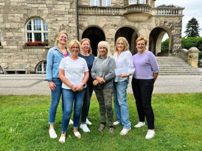 Peggy Kohl, Babett Woggon, Nancy Jirjahn, Cornelia Grothe (SOS Hundehilfe Prignitz), Sabine Görtler (Pfötchenhilfe Perleberg) und stellv. Bürgermeisterin Constanze Stehr (v.I) I Foto: Martin Ferch (Bild vergrößern)