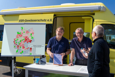 Arno_Mittelmeyer_und_Matthias_Ahlbrecht_beraten_einen_Brunnenbesitzer_mit_Nitratkarte_Deutschland_Fotograf_Ruben_Wiltsch (Bild vergrößern)