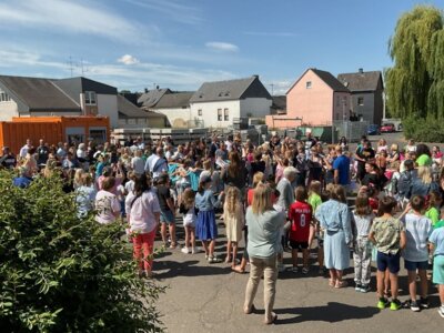 Verabschiedung auf dem Schulhof