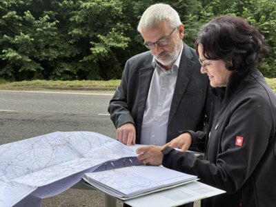 Bürgermeisterin Dorothee Obst aus Kirchberg und Bürgermeister Stefan Feustel werfen einen Blick in die Planungsunterlagen zum Radwegebau zwischen Wilkau-Haßlau und Kirchberg. © Stadtverwaltung (Bild vergrößern)