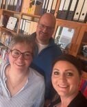 Bürgermeisterin Olga Schneider im Rahmen der neuen Aktions-Rubrik „Rent a Bürgermeisterin“ zu Besuch bei der „TCH GmbH“ in Oppershofen. Zu sehen: Uwe Hartenfeller (hinten), Andrea Hartenfeller (links) und Olga Schneider. (Bild vergr&ouml;&szlig;ern)