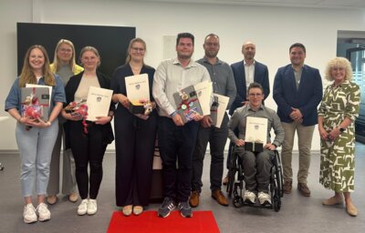 .) Julia Rietsch, Landrätin Nicole Rathgeber, Carmen Zwingmann, Lena Kober, Malte Dietz, Christoph Dietrich, Jan Witzel, Verwaltungsleiter Martin Glöckner, Fachdienstleiter Personal Manuel Thalmann und Personalrätin Anita Menda (Bild vergrößern)
