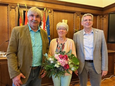 Karsten Korup(I) und Dr. Oliver Hermann dankten Bettina Krüger für ihr langjähriges politisches Engagement  I Foto: Martin Ferch (Bild vergrößern)