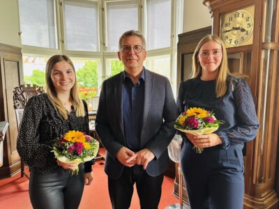 Bürgermeister Dr. Oliver Hermann gratulierte Louisa Dannehl (I) und Angelina Jaap I Foto: Martin Ferch (Bild vergrößern)