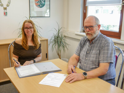 Emmelie Schulz bei ihrer Unterzeichnung des Arbeitsvertrages mit Amtsdirektor Hergen Reker (Bild vergrößern)