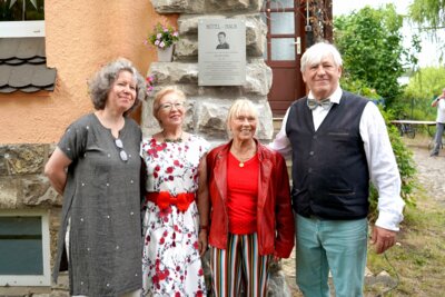 Gedenktafel für den weltbekannten Sänger Bernhard Bötel in Rehagen feierlich enthüllt (Bild vergrößern)