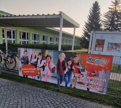 "Wir kommen ohne Auto zur Schule": Das Plakat am Schulzaun belegt, dass sich die Grundschule Jarmen auch für den Umweltschutz engagiert.