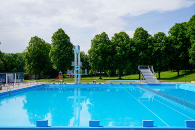 Parken für Besucher des Freibades Süd während des Spielefestivals am 19. und 20. Juli 2025
