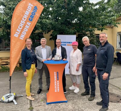 Sandra Perabo (I) und Dr. Oliver Hermann (2.v.I) gratulierten Mike Blechschmidt (3.v.I) und dem Team der Wittenberger Niederlassung der Blechschmidt Industrie‑ und Gebäudeservice GmbH I Foto: Gabriele Hahn (Bild vergrößern)