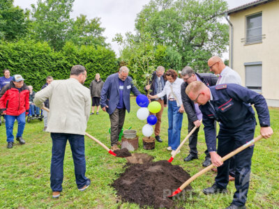 Zum Geburtstag der Wohnstätte Giesendorf wurde ein Apfelbaum gepflanzt. Foto: Stadt Pritzwalk (Bild vergr&ouml;&szlig;ern)