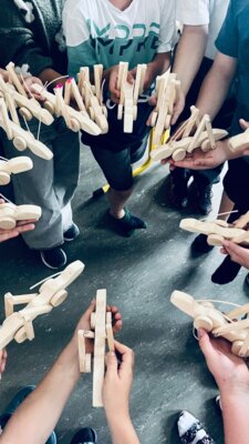 Meldung: Kreativität an der Grundschule Ay - Eine Heuschrecke aus Holz
