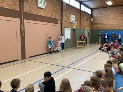 Meldung: Ehrung besonderer Leistungen an der Grundschule Asemissen: Eine Stunde voller Stolz und Freude