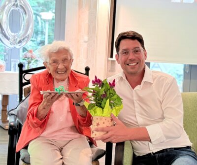 Altenburgs Oberbürgermeister André Neumann gratulierte Gerda Metze herzlich zum 110. Geburtstag. Foto: Stadt Altenburg