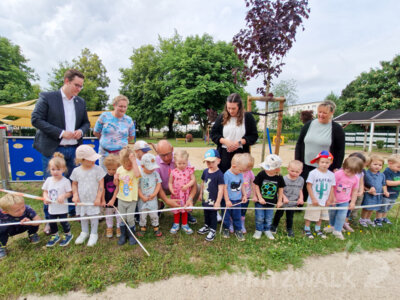 Die Gruppen 2 und 3 der Kita Tausendfüßler haben am Dienstagvormittag zusammen mit Bürgermeister Dr. Ronald Thiel ihre neue Kleinkindrutsche auf dem Spielplatz offiziell in Betrieb genommen. Foto: Stadt Pritzwalk (Bild vergr&ouml;&szlig;ern)