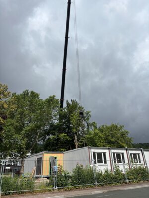 Meldung: Aufstellung der Klassenraumcontainer beginnt