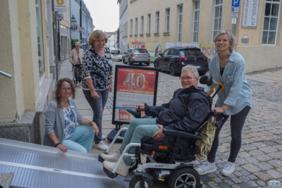 Gemeinsam für Barrierefreiheit! / Rollstuhl-Rampe erleichtert Zugang zu Auerbacher Augenoptiker-Filiale (Bild vergrößern)
