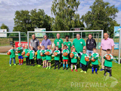Zur Übergabe der neuen Jugendfußballtore an die Bambinis vom Pritzwalker FHV 03 e.V. waren auch Bürgermeister Dr. Ronald Thiel (r.) und der 1. Vorsitzende des FHV, Karsten Rohde (l.), gekommen. Foto: Stadt Pritz-walk (Bild vergr&ouml;&szlig;ern)