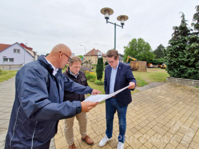 Bürgermeister Dr. Ronald Thiel und Sebastian Steineke (M.) sahen sich zusammen mit Sachbereichsleiter Christopher Nowak (r.) die Baustelle vor dem Kulturhaus an. Foto: Stadt Pritzwalk (Bild vergr&ouml;&szlig;ern)