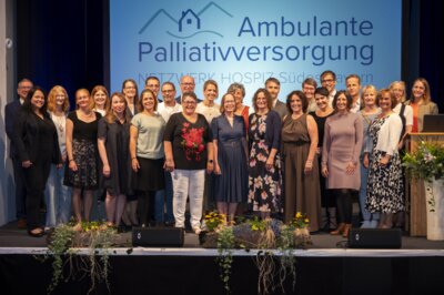 Das Team der Ambulanten Palliativversorgung beim Festabend im Kulturforum Klosterkirche Traunstein. Das Team setzt sich aus Ärzten, Pflegekräften, Mitarbeitern der Verwaltung, Sozialarbeit und Seelsorge zusammen. (Bild vergr&ouml;&szlig;ern)