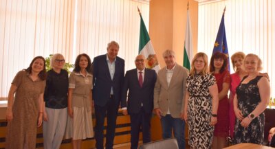 Gruppenbild im Razgrader Rathaus mit dem Razgrader Bürgermeister Dobrin Dobrev (5.v.I) und Wittenberges Stadtverordnetenvorsitzenden Karsten Korup (5.v.r)  I Foto: Radka Mincheva (Bild vergrößern)