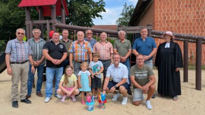 Dank vieler Helfer konnten der attraktive Spielplatz sowie die überdachte Grillecke eingeweiht werden. Ihnen dankten (rechts) Pfarrerin Imme Mai und (vorne, zweiter von rechts) Bürgermeister Thomas Eckhardt (Bild vergrößern)