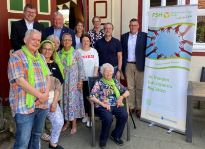 hinten von links Friedel Lenze (EKB), Dr. Lutz Bergner (BGM), Frau Schmidt und Frau Römer-Gebhardt (Selbsthilfekontaktstelle Werra-Meißner-Kreis), vorne von links Reinhold Rahm, Petra Soriano, Elke Dudek, Kerstin Winter, Frau Fissmann-Renner (MdL), Thomas Eckhardt (BGM), Wilhelm-Gebhard (MdB) sitzend Gründungsmitglied Erni Reimuth (Bild vergrößern)