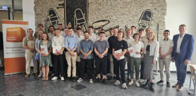 Meisterhafte Handwerkskunst!  Wir gratulieren 37 frisch ausgebildeten Tischlerinnen und Tischlern zu ihrem erfolgreichen Abschluss! (Bild vergrößern)