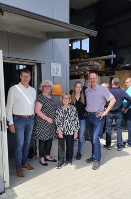 v.l.: Obermeister Dietmar Reers, Geschäftsführerin Melanie Lohmann, Ehrenobermeisterin Brigitta Hagemann der Tischler-Innung Münster, Jessica Haves und Klaus Haves bei der Einweihung der neuen Werkstatträume. (Bild vergrößern)