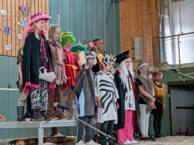 Wir schauen das Musical „Quela, Quela“ – ein Besuch bei den Grundschulkindern (Bild vergr&ouml;&szlig;ern)