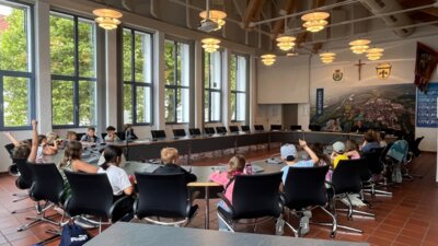 Junge Demokraten der GS Ay besuchen das Rathaus (Bild vergrößern)