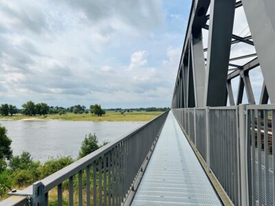 Die Instandsetzungsarbeiten am Bohlenweg an der Bahnbrücke sind abgeschlossen I Foto: Martin Ferch (Bild vergrößern)