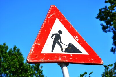 Foto: Verkehrszeichen Vorsicht Baustelle; Quelle: pexels.com
