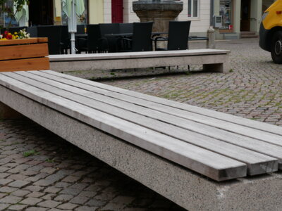 Foto zur Meldung: Stadtbetriebshof baut ab Mittwoch die Bänke auf dem Großen Markt ab