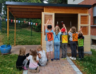 Geschafft, unsere Außenwerkstatt steht und wurde eingeweiht (Bild vergrößern)