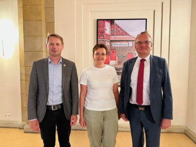 Brandenburgs Infrastrukturminister Detlef Tabbert (r) mit Wittenberges stellv. Bürgermeisterin Constanze Stehr und Bauamtsleiter Martin Hahn I Foto: Martin Ferch (Bild vergrößern)