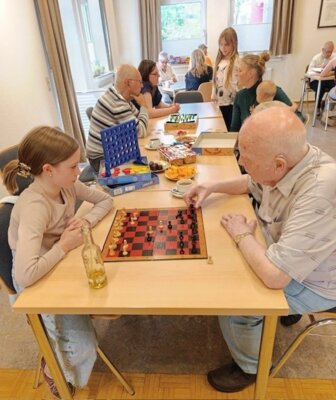 Foto zur Meldung: Spielenachmittag in der Seniorenbegegnungsstätte  organisiert vom Ortsjugendring und dem Seniorenbeirat der Gemeinde Holzwickede