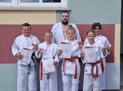 Die erfolgreichen Judoka des TVG Nentershausen mit Trainer Roberto Linke (hinten).  Von links: Emilian Möller, Lina Lieberum, Clara Möller, Tia Bittner, Kira Reimuth.