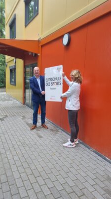 Die MAZ berichtet: "Sportschule Potsdam zieht um: 2,5 Kilometer lange Menschenkette an Land und im Wasser" (Bild vergrößern)