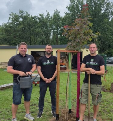 Ein Baum für die Kita Fuchsbau: Rehfelde lebt Gemeinschaft! (Bild vergrößern)