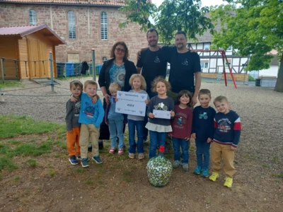 Übergabe des Spendenschecks durch die Giggels (hinten, von links: Kita-Leiterin Teresa Cardillo-Berge, Giggels-Vertreter Dominik Zimmermann und Jochen Dietzel) an die Wichmannshäuser Kita (Bild vergrößern)