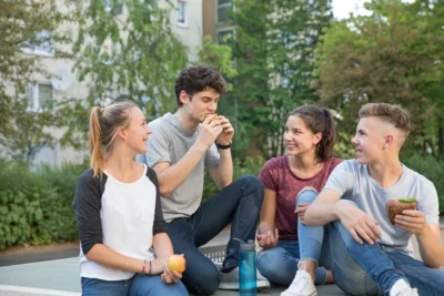 Jugendliche in der Pause - Bildnachweis: GKV-Bündnis für Gesundheit, Vollmar (Bild vergrößern)