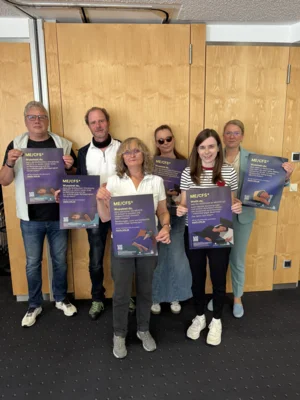 Bildunterschrift: Landrätin Nicole Rathgeber (hinten rechts) im Austausch mit der Selbsthilfegruppe Post Covid & ME/CFS. Bei ihrem Besuch informierte sie sich über die Plakatkampagne zu ME/CFS und die Situation der Betroffenen. (Bild vergr&ouml;&szlig;ern)