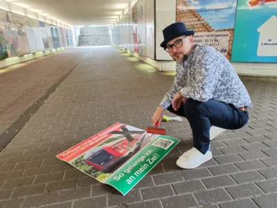 Flyer, Banner und Bodenaufkleber: Stadt informiert zur bevorstehenden Streckensperrung der Bahn