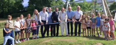 Von links: Patricia Scheel (Firma Scheel), Lennard Johnston (Firma Proludic GmbH), Bauamtsmitarbeiter Tobias Riedel, Pfarrer Dr. Arackal, Bürgermeister Bernhard Uhl, stellv. Landrat und Marktrat Hubert Kraus sowie Ludwig Furnier inmitten der begeisterten Kinder bei der Freigabe des Spielplatzes / Fotograf: Julia Riedel (Bild vergrößern)