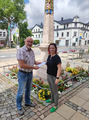 Übergabe von 400 EUR an die Bürgerstiftung "Zu Hause am Auersberg". (Bild vergr&ouml;&szlig;ern)